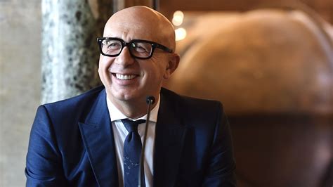 quant'è uno stipendio da gucci|Chi è Marco Bizzarri, CEO di Gucci, e quanto guadagna .